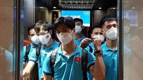 说到这，他再度苦笑道：可是我没这个能力……我们从小就被组织套上了无法挣脱的枷锁，组织赋予我们超乎常人的力量，但那股力量也是藏在我们体内的炸弹，每隔七天，我们都要服用一次抑制那股力量的药物，否则就会全身爆裂而死，所以我们逃不掉，也不敢逃，更不敢反抗，因为所有人的性命，都被组织牢牢掌控，不只是我，还有我的妻子，以及我的两个孩子……叶辰挑眉问道：你已经有孩子了？对。